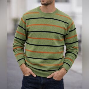 Luxury Harold Powell men’s crewneck sweater crafted from 100% pure cashmere.